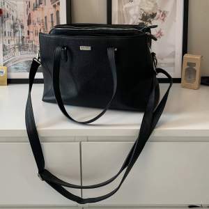 Säljer denna svarta väska från DonDonna då den inte längre kommer till användning. Nypris är 700kr, säljer för 200kr + frakt! 
