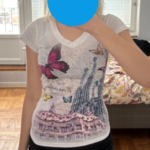 t-shirt  - jättesöt och cool y2k t-shirt köpt i barcelona. 