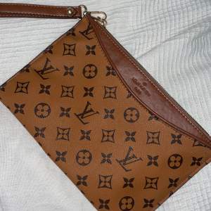 Louis Vuitton handväska. Inte äkta 