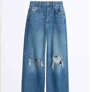 Säljer dessa blå jeansen med hål, de är ifrån Gina Tricot och är i modellen ”Idun wide jeans”. Storlek 32, men är långa i benen