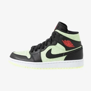 INTRESSEKOLL Jordan 1 mid barely volt - Intressekoll, inte än till försäljning. Funderar på att sälja mina Jordan 1 mid barely volt då de inte längre kommer till användning/passar min stil. De har använts några gånger men är fortfarande i MYCKET gott skick. Inköpta på Zalando 01.09.2022. 