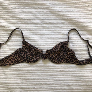 Leopard bikini  - Vintage bikini överdel från 00-talet i fint skick, funkar för XS-S. Snygg passform med knytroset i mitten. Super fin och unik men kommer tyvärr inte till användning.