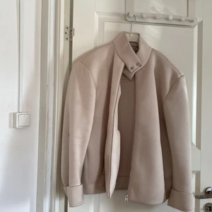 COS jacka - Jacka från märket COS. Otroligt fin, men använder tyvärr inte jackan längre pga storleken. Jackan är i storlek L vilket ger en nice oversized look.  Köpt för 1000kr, men säljer för 250kr. För mer info skriv till mig privat :)  Använd ca 5 gånger! 🥰🌸