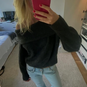 Tröja - Stickad offshoulder tröja från hm strl S. Man kan välja själv hur bred man vill att kanten ska vara