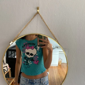 T-shirt - Super gullig baby tee köpt second hand!💓 har ett litet hål lite längre ner men det märks knappt💘