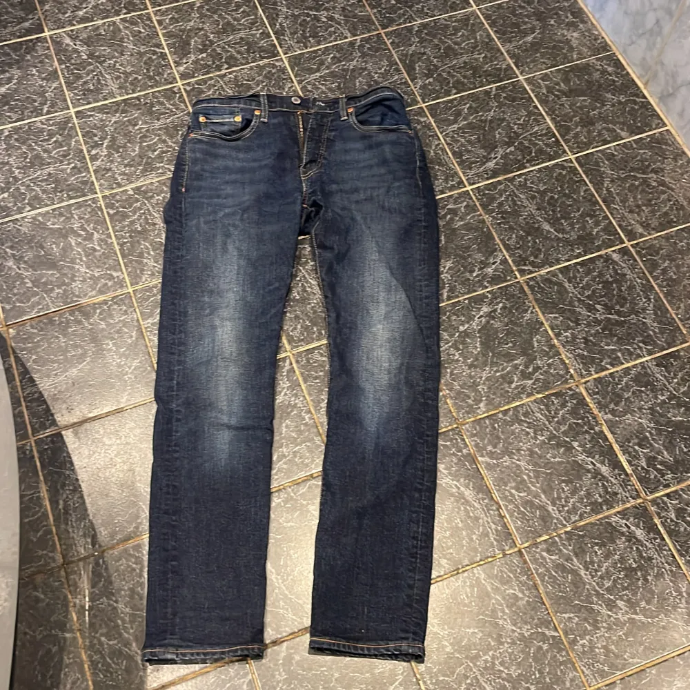 Mörkblå Levis 502 jeans knapp använda och inte använda på väldigt länge nypris 1200kr. Jeans & Byxor.