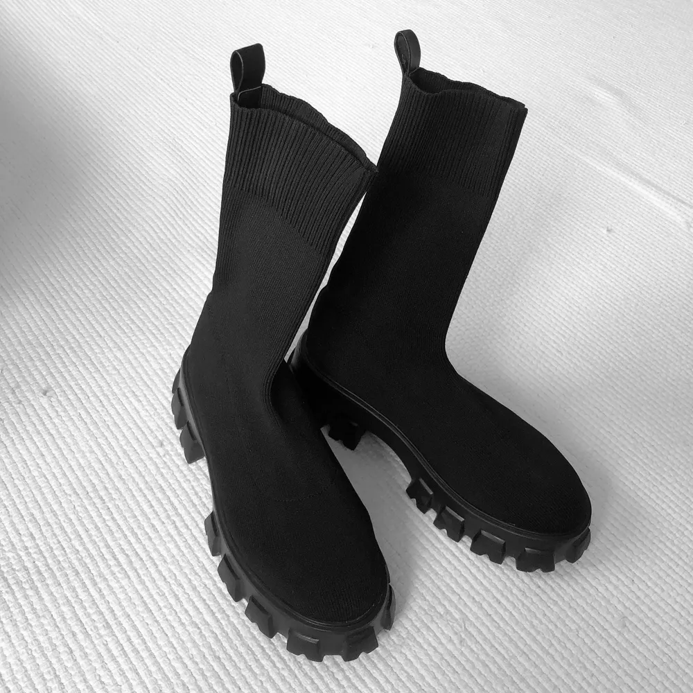 Chunky sock boots från Bianca X Nelly, supersnygga och sköna men säljes då de inte kommer till användning! Endast använda ca 5 gånger, så de är i nästintill nyskick. Nypris 799 kr 👞. Skor.