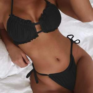 Snygg svart bikini, både överdel och under i storlek L. Aldrig använd!