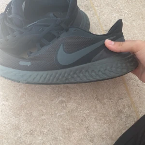 Nike skor - Ett par svarta Nike skor från Stadium storlek 41.Använd i 3 månader och är jätte sköna.passar för både kvinnor och män.