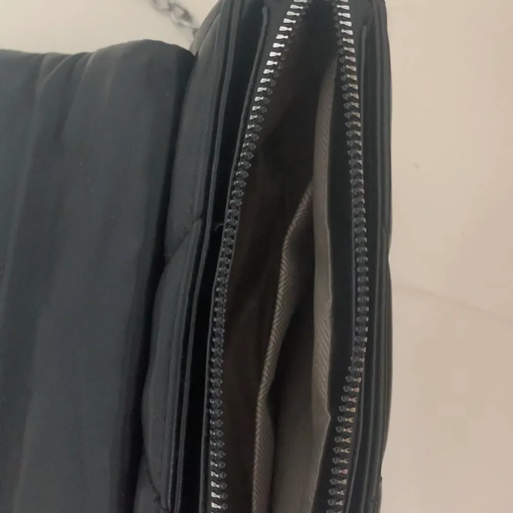Säljer denna trendiga svarta nitväskan. Köpt i mars, använd ungefär 3ggr. 😁 Inga defekter, köptes för 180kr så säljer för 90kr + frakt💖 Den har silvriga detaljer och det är även en ficka i. TRYCK INTE PÅ KÖP NU, SKRIV ISTÄLLET🥰. Väskor.