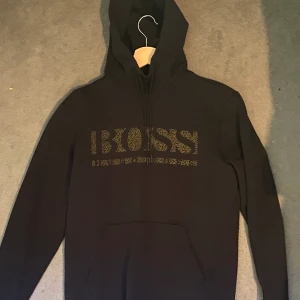 Hugo boss hoodie - Tjena, jag säljer en Hugo boss hoodie i stlk S, säljer för att den ej används längre. Köparen kan få fler bilder vid intresse.