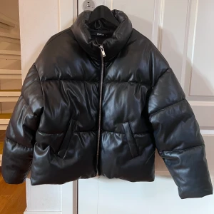 Dunjacka Gina Tricot - Dunjacka i fakeskinn från Gina Tricot. Knappt använd så i väldigt fint skick. Strl M