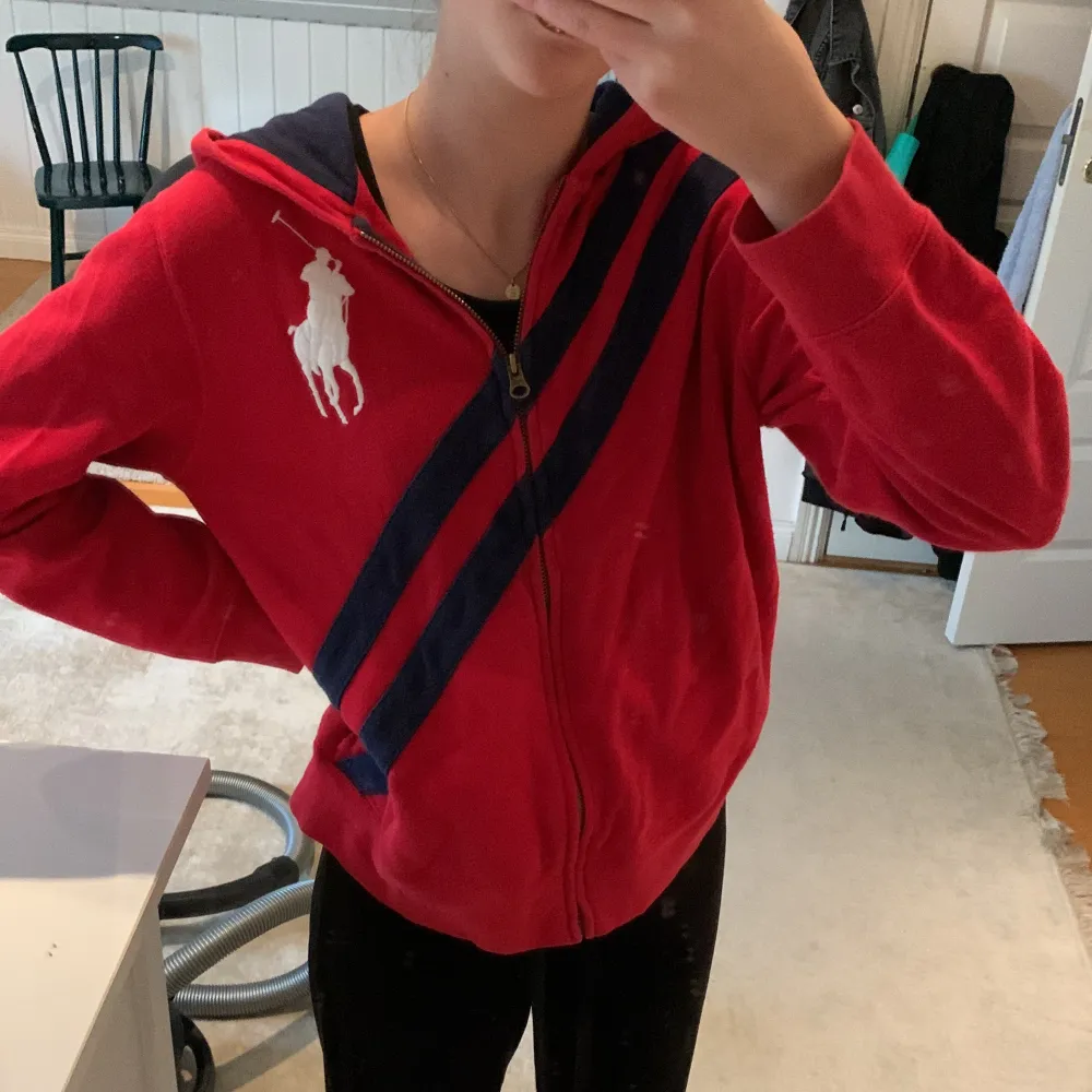 En röd Ralph Lauren zip up hoodie som inte kommer till användning längre❤️. Tröjor & Koftor.