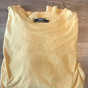 En lite kortare tröja från bik bok säljes då den inte används längre. Betalas endast med Swish, pris kan diskuteras