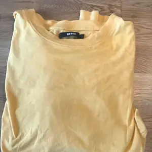 En lite kortare tröja från bik bok säljes då den inte används längre. Betalas endast med Swish, pris kan diskuteras