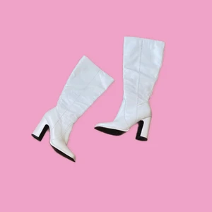 Vita knee boots - Jätte fina vita knee boots med klack. Använder inte så ofta, lite slitage.☁️