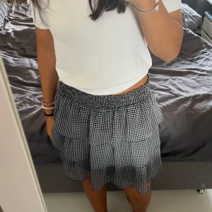 Rutig kjol  - Supersnygg kjol från hm. Bra skick, sparsamt använd. Tryck inte på köp direkt. Hör av dig vid frågor.