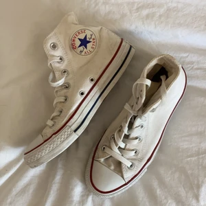 Converse ALL STAR 37,5  - Vita Converse storlek 37,5  Måttligt använda men inga skador förutom innertyget vid hälen som har lite slitningar.  Finns i Majorna Göteborg och kan mötas upp i och kring Göteborg eller skicka.  🐈 - finns i hemmet 