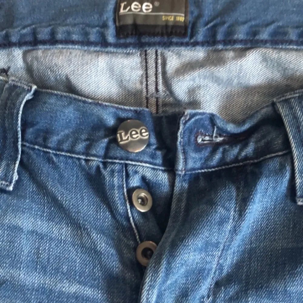 Säljer mina lowrise straightleg jeans då jag inte andvänder dom mer! Från Levis ingen aning om dom är äkta dock. Jeans & Byxor.