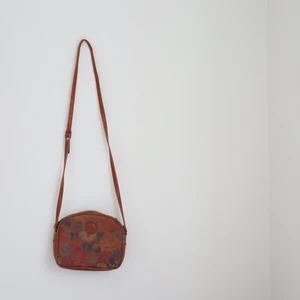 Söt vintage väska! - Söt väska! Den är ganska rymlig och blommönstrad. Köpt på vintagebutik i Spanien. Superbra skick, som ny!