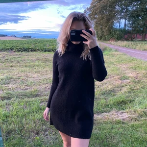 Stickad klänning  - Säljer min svarta stickade klänning med turtleneck från Only då den inte används längre, den är i jätteskönt material och inte stickig. Fint skick och använd fåtal gånger.  Jättesnygg till ett bälte i midjan. Frakt är inte inräknat i priset💕