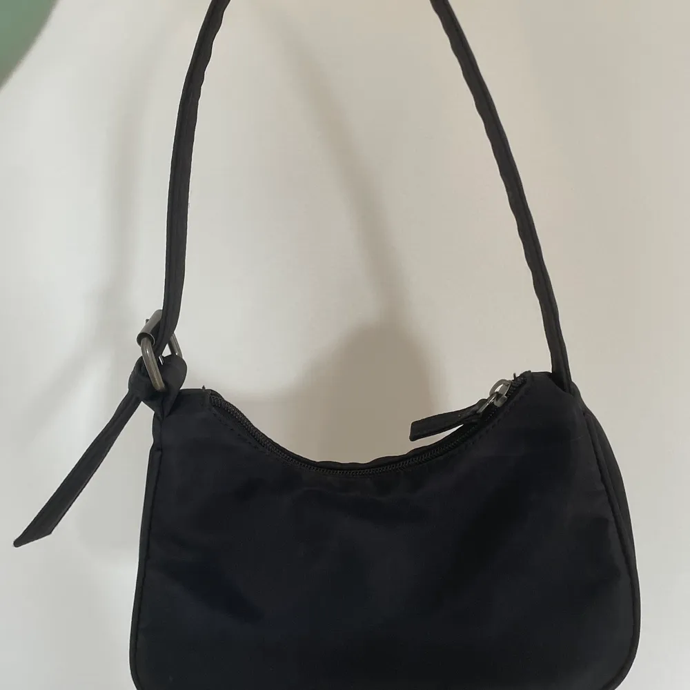 Säljer denna svarta handväska från subdude ock är i bra skick 💓. Väskor.