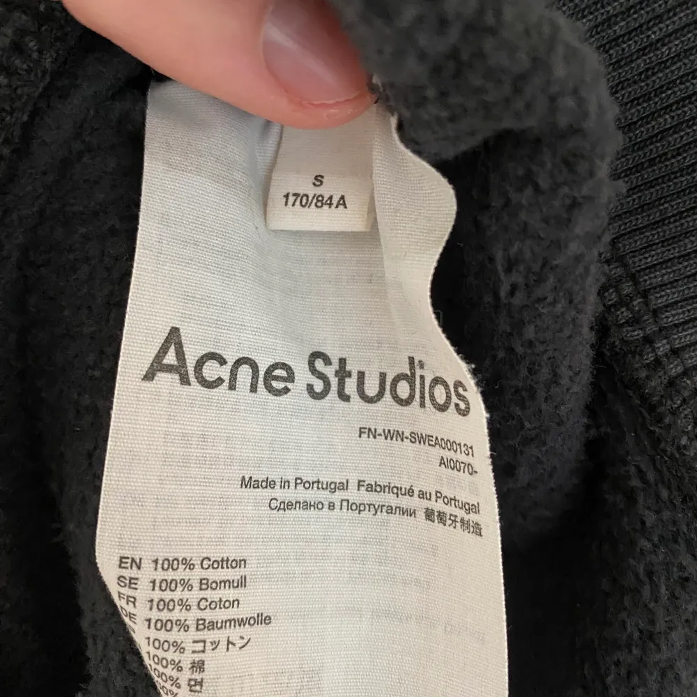 Acne Studios hoodie. Använd men fint skick. Urtvättad stil från början. Nypris 3600kr.. Hoodies.