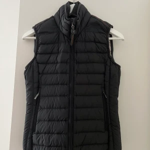 Parajumper väst - Använd fåtal gånger så den är som ny. Figurnära modell. 
