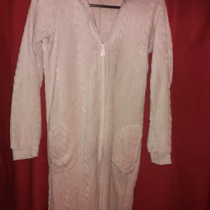 JUMPSUIT  - En rosa jumpsuit färg rosa  Mycket varm o go