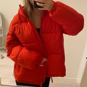 Röd jacka - Säljer denna skitsnygga röda jackan, den är använd en gång så den är helt i nyskick. Hör av er vid frågor eller fler bilder 🥰 frakt tillkommer