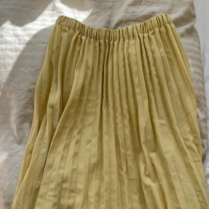 Lång gul kjol - En superfin kjol från gina tricot i gult! Superbra skick!