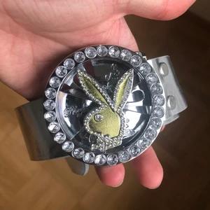 Playboy skärp/bälte - Ett skärp från Playboy. Kaninen är snurrbar och kan röra sig runt sin egen Axel. Ca 120 cm långt! Vid köp via Plick kostar frakten 49kr, annars 57kr 🫶☺️  Lägger upp  igen pga oseriös vinnare av tidigare budgivning.