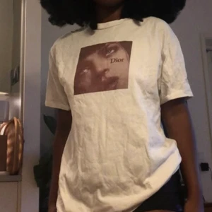 Graphic tee, pulp fiction - Cool, löst sittande, t-shirt med vackert tryck.
