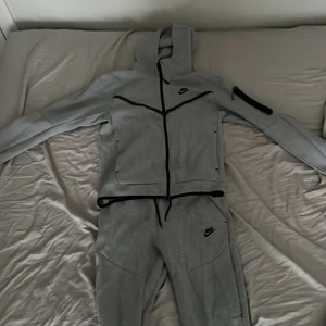 Nike tech tracksuit - Nike tech tracksuit set i grå, de har använts men är fortfarande i ganska bra kvalite, det kan säljas separat och det kommer i strl S