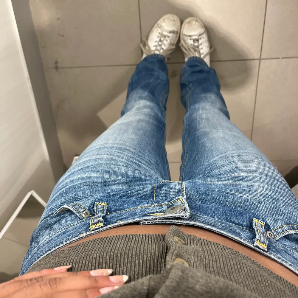 Ett intressekoll på mina lågmidjade tommy hilfiger jeans med fina detaljer. 💗Går inte att köpa i butik längre! Köpta för 1 200kr 💞 Skulle säga att de passar strl 36-40! (Jag brukar ha w28 elr strl 36/38) 💞Skriv privat vid intresse eller övriga frågor! <3. Jeans & Byxor.