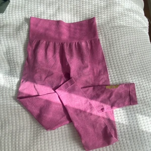 Träningstights från BearCrawl - Rosa träningstights från märket Bearcrawl. Använda ett par gånger och är i jättefint skick!