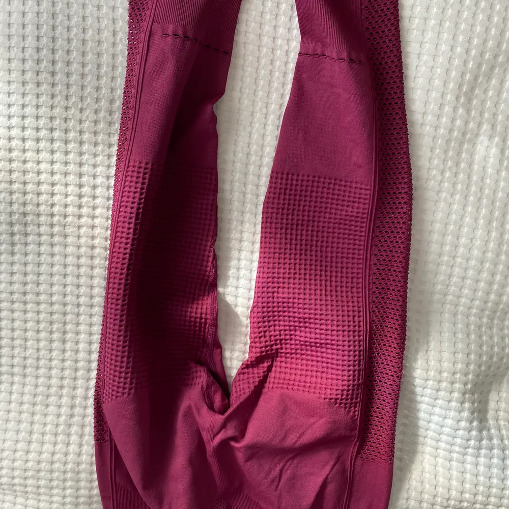 Lila/rosa träningstights från ICIW i strl S. Tvättlappen som sitter vid ankeln är bortklippt. Använda fåtal gånger. . Jeans & Byxor.