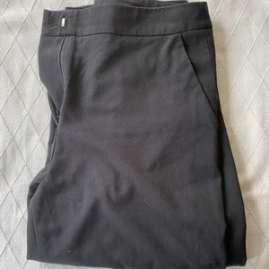 Svarta Kostymbyxor - Super snygga kostymbyxor! Dom sitter super fint och är raka i benen. Dom är långa och i storlek 38🦋