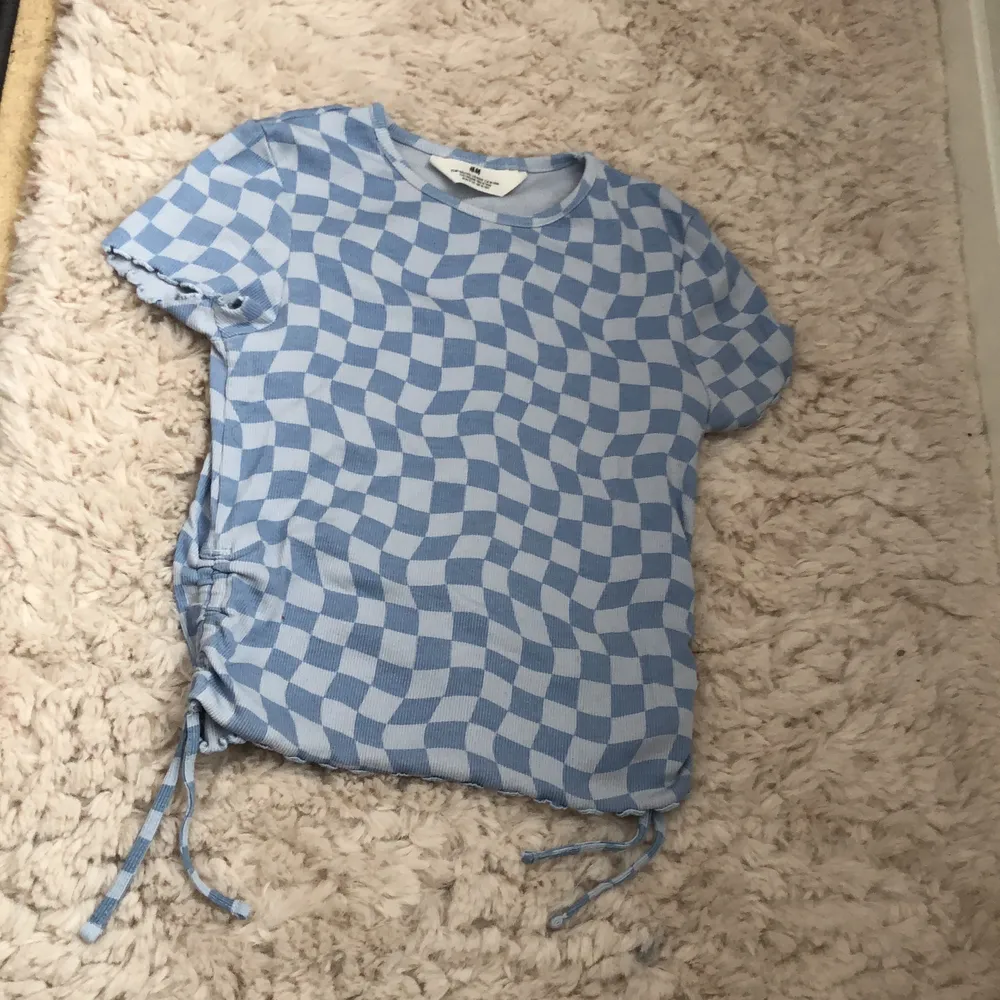 H&M tröja som aldrig använd  Helt ren inga fläckar inga hål  Stretchig med snören på båda sidorna ❤️❤️. T-shirts.