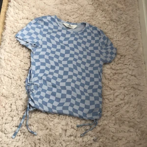 Blå rutig tröja - H&M tröja som aldrig använd  Helt ren inga fläckar inga hål  Stretchig med snören på båda sidorna ❤️❤️