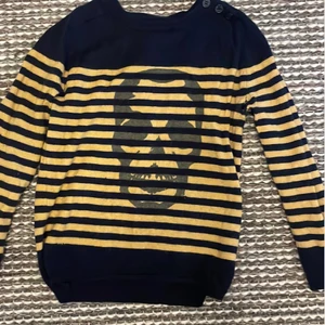 Zadig tröja  - En kroppad zadig tröja! Den har dock ett hål vid ärmen men inte så synligt. 