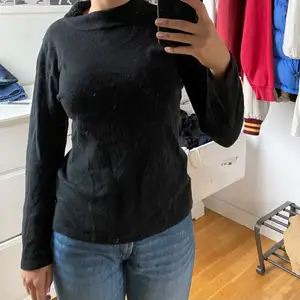 Gullig och skön svart tröja i  storlek S💓💓 Säljer pga använder inte lika mycket💞💞