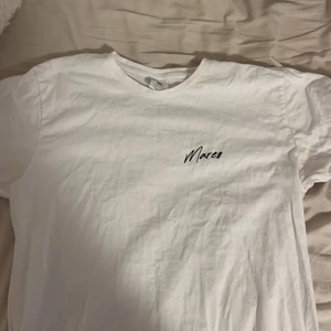 MARES merch - Hur sorgligt det än är för mig är min Mares tshirt från 2019 till försäljning. Jag har enbart behållt den för det sentimentala och tröjan förtjänar bättre än så iom deras avslut nu. 💔 Frakt tillkommer och tar inte emot skambud på denna fina. 