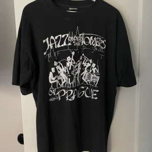 T-shirt med tryck - Fet T-shirt med nice tryck som aldrig kommer till användning