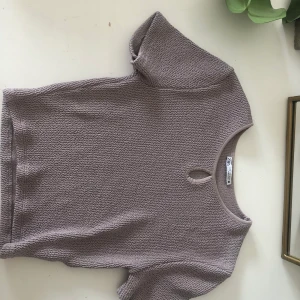 T-shirt, zara  - Super snygg t-shirt från Zara! 💗 Nästan oanvänd, toppen skick!  Köparen står för frakten!