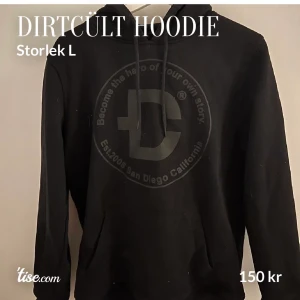 Dirtcült hoodie - Hoodie storlek L men upplevs som mindre, 150:-