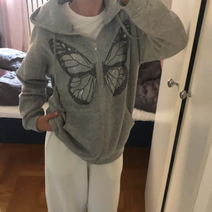 Zip-up hoddie - Supermysig zip-up Hoddie med en fjäril på. Säljer pga inte riktigt min stil. Priset är 80kr+frakt. Meddela gärna om du har några frågor❣️