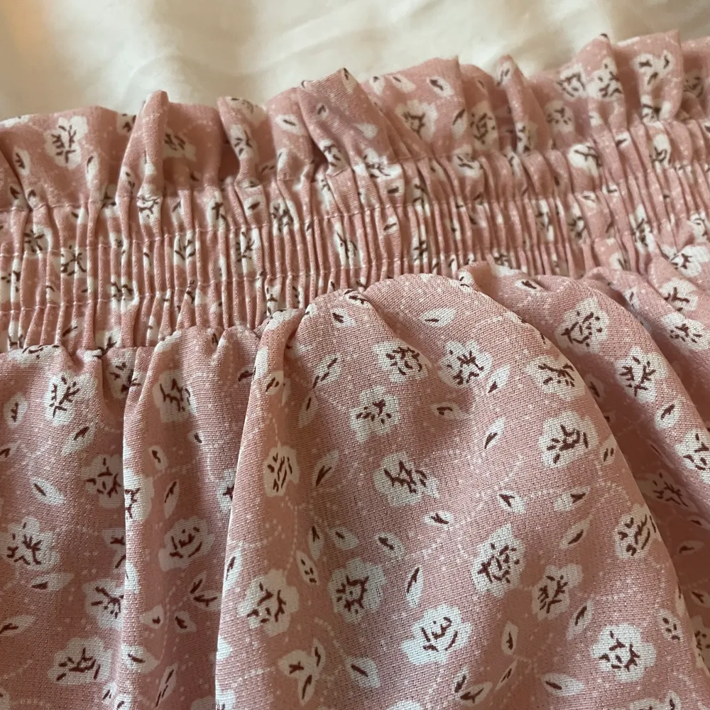 Säljer min ljusrosa volang kjol för att den inte kommer till användning. Den har små blomm detaljer.❤️ Passar även de som har storlek S.. Kjolar.