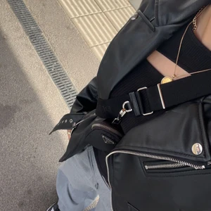 Skinnjacka - Skinnjacka från Zara, använd 1-2 gånger i nyskick. Storlek S  350kr