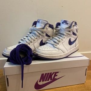 WMNS Air jordan 1 high og white/court purple - Använda men i rätt bra skick. Orginallåda samt alla skosnören finns med! Storlek 38